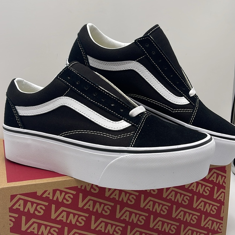 Vans Women’s Old Skool Stackform Suede/Canvas Black/True W
VN0A7Q5M6BT
Platforms - Picture 6 of 16